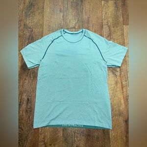 Lululemon Men’s Athletic Tee-shirt Large blue striped excellent condition!